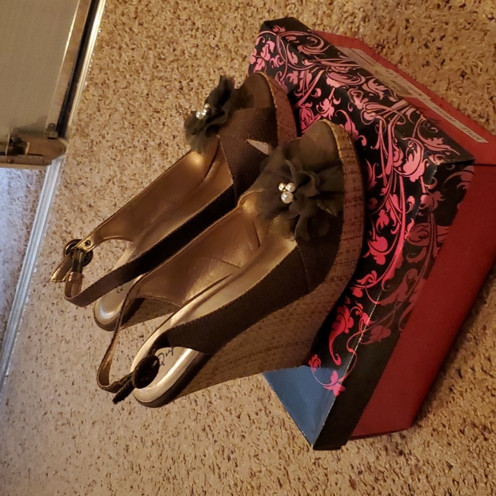 Size 7 Qupid green slingback wedge sandals